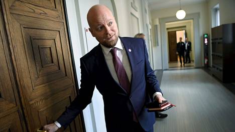 Eduskuntaryhmän puheenjohtaja Jussi Saramo ei suostunut kertomaan, rangaistiinko vasemmistoliiton vastaan äänestäneitä kansanedustajia.
