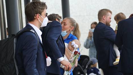 Leijonilla oli maanantaina tunteikas kotiinpaluu. Kuvassa keskellä puolustaja Petteri Lindbohmin tervetulokomppania, puoliso Kira Kosonen ja parin pieni tytär.