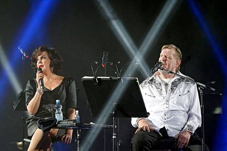 Paula Koivuniemi vieraili Vesa-Matti Loirin Vesku 70 -konsertissa vuonna 2015.