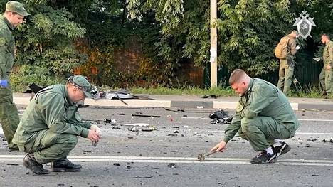 Venäläiset tutkijat selvittävät Moskovan esikaupunkialueella tapahtunutta pommi-iskua, jossa kuoli Darja Dugina.