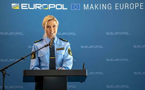 Tiedustelupäällikkö Linda Staaf kuvattuna puhumassa Europolissa Hollannin Haagissa kesällä 2021.