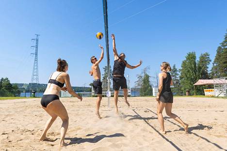 Aurinkoinen sää oli houkutellut väkeä beach volley -kentälle.