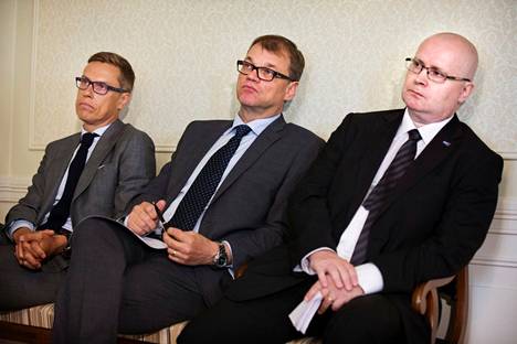 Stubb ( kuvassa vas.) oli pääministeri Juha Sipilän (kesk.) hallituksessa valtiovarainministerinä vuosina 2015-16. Vuonna 2015 otetussa kuvassa myös silloinen oikeus- ja työministeri Jari Lindström.
