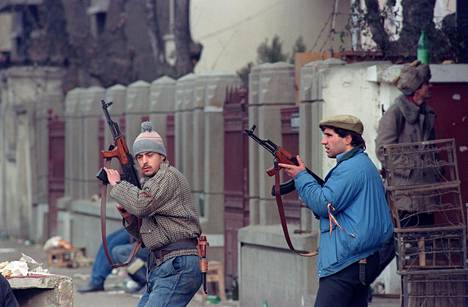 Aseistautuneet miehet taistelivat pelätyn Securitaten joukkoja vastaan Bukarestin keskustassa.