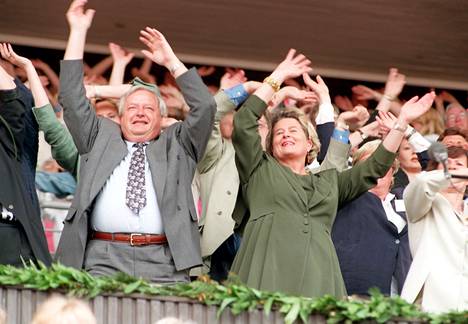 Uosukaiset kuvattiin usein erilaisissa tilaisuuksissa yhdessä. Kuvassa silloinen eduskunnan puhemies miehensä kanssa Syke 100 -tapahtuman päätösjuhlassa vuonna 1996.