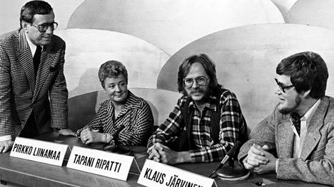 Levyraadin raatilaiset Pirkko Liinamaa, Tapani Ripatti ja Klaus Järvinen yhdessä juontaja Jaakko Jahnukaisen kanssa vuonna 1978.