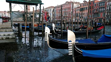 Vesi on laskenut erittäin alas Venetsian kanaaleissa.