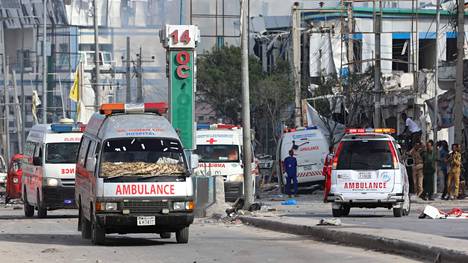 Ambulansseja räjähdyspaikalla Mogadishussa. 