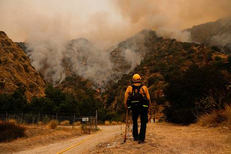 Palomies tarkkailee tapahtumia asukkaiden evakuoinnin jälkeen Arcadiassa, Kaliforniassa 13. syyskuuta.