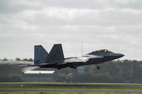 Yhdysvaltain F-22 Raptor -hävittäjä otti osaa Naton Steadfast Noon -ydinaseharjoitukseen 18. lokakuuta. Kone nousi ilmaan Leeuwardenin lentotukikohdasta Hollannista.