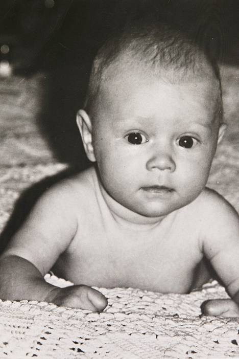 1970-luvun alku. ”Vauvakuvani otti valokuvausta harrastava kummisetäni. Pötkötän äidin virkkaaman peiton päällä.”