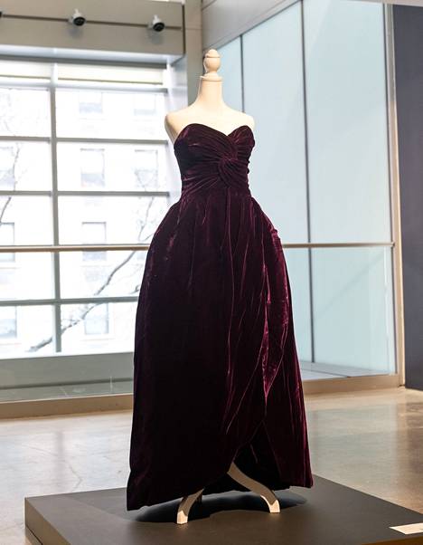 Vaatesuunnittelija Victor Edelsteinin suunnittelema mekko on tehty tulppaanin muotoon. Edelstein suunnitteli asuja Dianalle yli vuosikymmenen ajan.