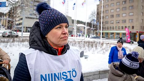  Lahtelainen Sari Niinistö on ehdolla jo kolmatta kertaa. Edellisissä vaaleissa hän ei ollut ehdolla, mutta nyt taas tosimielellä. Niinistön mukaan kansalaisten suurin huolenaihe on valtion velkaantuminen. 