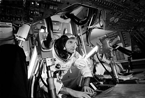 Apollo 11 -lennolla komentomoduulin lentäjänä toiminut Michael Collins harjoittelee telakoitumisluukun toimintaa simulaattorissa kesäkuun lopulla 1969.