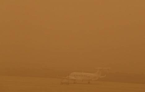 Lentokone hiekkamyrskyssä Las Palmasin lentokentällä.
