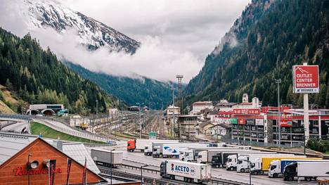 Sivuston mukaan Italiasta tullut juna on pysähtyneenä Brennerin solaan Itävallan ja Italian rajalle.