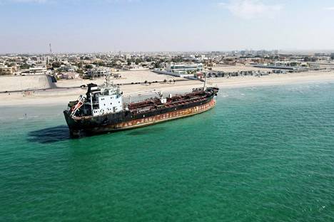Alus nököttää nyt liki rannassa Umm Al Quwainin edustalla.