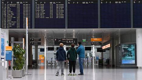Matkustajat tutkivat lentoaseman näyttötaulua Franz-Josef-Straussin lentoasemalla Saksan Münchenissa viime viikolla.