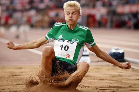 Kasperi Vehmaa venytti 16-vuotiaana miesten SM-kultaa. 