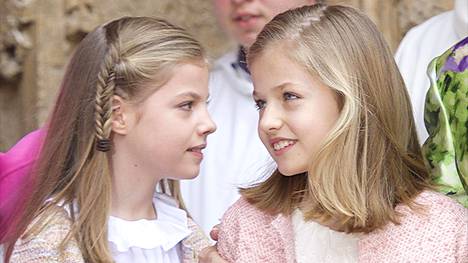 Espanjan kruununprinsessa Leonor (oik.) ja pikkusiskonsa prinsessa Sofia (vas.) osallistuivat perheensä kanssa pääsiäismessuun Palma de Mallorcassa.