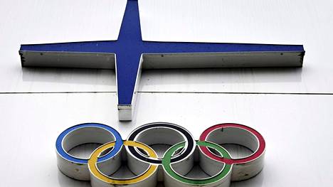 Olympiakomitean logo ja olympiarenkaat Sporttitalon seinässä Helsingissä.