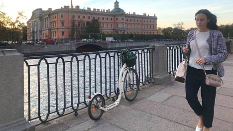 Sähkötön kickbike isolla etupyörällä ja kaksilla käsijarruilla on tukeva ja sopivan hidas kulkuväline Pietarin kaduille, mutta silti kypärän käyttö tuntuu ehdottoman tärkeältä.