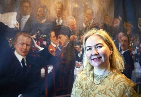 Kristina Ranki esittelee Ilja Repinin maalausta, jossa Mannerheim on kuvattu itsenäisyyden alun kulttuurin suurten nimien joukossa.