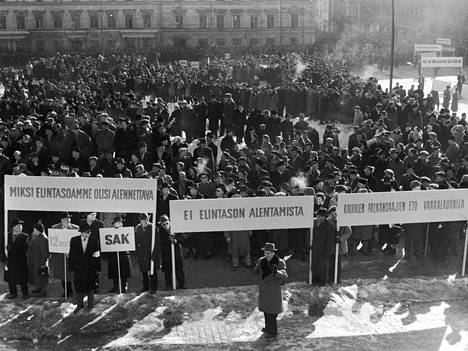 Lakkolaiset osoittivat mieltään Senaatintorilla 16. maaliskuuta vuonna 1956
