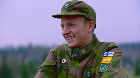 Kimi Räikkönen armeijassa syksyllä 2000.