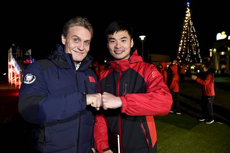 Mika Kojonkosken luotsaamaan kiinalaisryhmään kuuluu myös valmentaja Wang Guoying. Entinen Kiinan soutumestari Wang aloitti mäkivalmennuksen tämän vuoden kesällä.