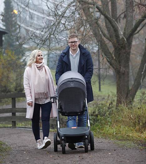 Antti Lindtman kuvattuna puolisonsa Kaija Stormbomin kanssa marraskuussa 2018. Sofie-tytärtä kuljetettiin tuolloin vielä vaunuissa.