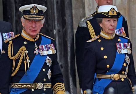 Charles ja Anne katsoivat, kun kuningattaren arkku lähti ruumisautolla kohti Windsorin linnaa.