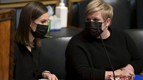Pääministeri Sanna Marin (sd) ja valtiovarainministeri Annika Saarikko (kesk) eduskunnassa 24. marraskuuta. Eduskunnan koronajohtoryhmä päätti viime viikolla, että eduskunnan sisätiloissa on käytettävä maskia.