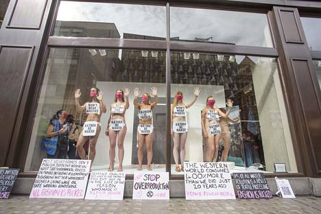 Lontoossa aktivistit esittelivät itseään näyteikkunassa mallinukkejen tapaan protestoidakseen H&M-vaatekauppaketjua. Kylteissä aktivistit kertoivat olevansa mieluummin alasti kuin laittavansa päälle epäeettisesti valmistettuja vaatteita.