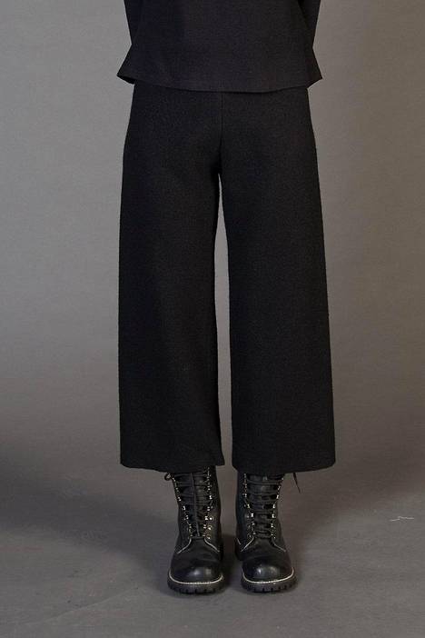 Trendikkäät culottes-housut saa ostettua kotimaisenakin. Marja Rak -tuotteet suunnitellaan ja vlmistetaan Suomessa, 159 €.