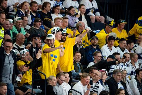 Among the Finnish spectators, there were also some Swedish fans in yellow shirts, who finally enjoyed the victory.