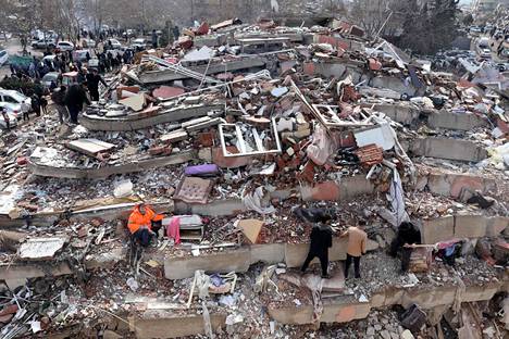 Kymmenkerroksinen kerrostalo romahti maan tasalle maanjäristyksessä.