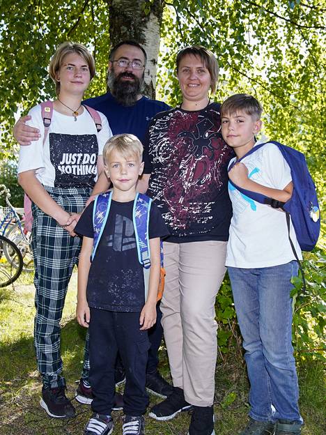 Bedenkon perheen lapsista Mark, 6, aloitti esikoulun. Myös isosisko Nika, 15, ja isoveli Nikita, 10, suuntasivat koulunpenkille.