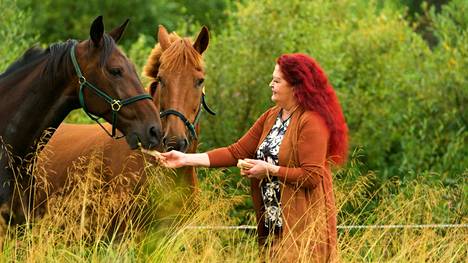 Teija joutui luopumaan allergian vuoksi hevosistaan, mutta sittemmin on näyttänyt siltä, että hän voi jälleen viettää aikaa hevosten seurassa.
