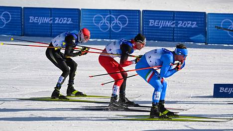 Itävallan nuori Mika Vermeulen (keskellä) hiihti jopa yllättävän hyvin miesten yhdistelmäkisassa Zhangjiakoun olympialaduilla.