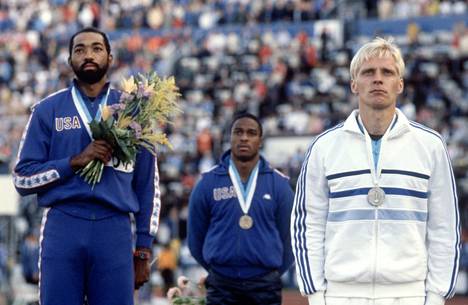 Aitajuoksija Arto Bryggare (oik.)  sekä Foster (vas.) palkintokorokkeella 110 metrin aitajuoksujen loppukilpailujen jälkeen yleisurheilun maailmanmestaruuskilpailuissa Helsingissä 13. elokuuta 1983.