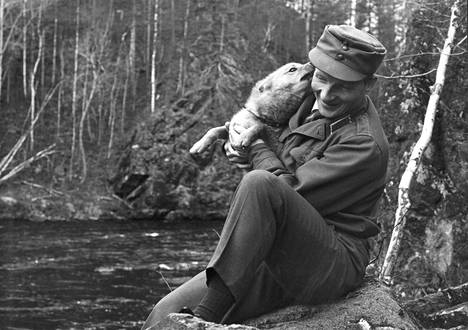 Kalvei Oikarainen rajavartijan univormussaan koiransa kanssa Kuusamossa vuonna 1970.