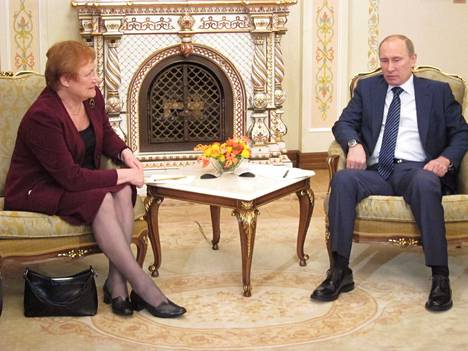 Presidenttin Tarja Halonen oli tiiviisti yhteydessä Venäjän presidenttiin Vladimir Putiniin ollessaan tasavallan presidenttinä vuosina 2000-12. Kuvassa kaksikko vuonna 2011 Novo-Ogaryovossa huvilalla Putinin kanssa, joka oli tuolloin pääministerinä.
