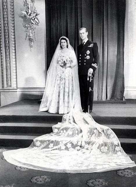 Kuningatar Elisabet avioitui Norman Hartnellin suunnittelemassa hääpuvussa. Kuningatar joutui käyttämään mekon kankaan saadakseen sota-ajalla yleisiä ostokuponkeja.