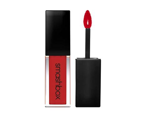Nestemäinen puna on vedenkestävä ja todella kestää huulilla läpi päivän. Smashbox Always On Matte Liquid Lipstick, sävy Bawse, 24 €.