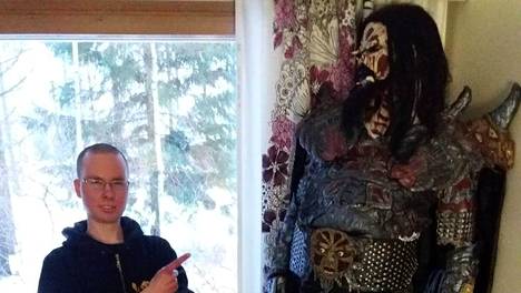 Joni Markkanen ja Mr.Lordi -nukke.