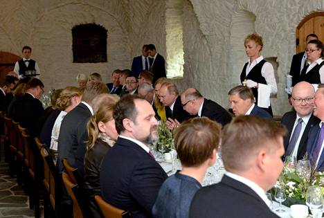 Kosonen istui Putinin vierellä Olavinlinnassa järjestetyillä illallisilla.