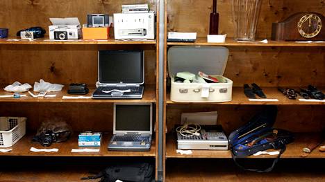 Vuonna 2008 panttilainaamon huutokaupassa oli kaupan monenlaista elektroniikkaa ja kameroita.