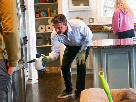 Brian siivoaa keittiötä höyrypesurilla.