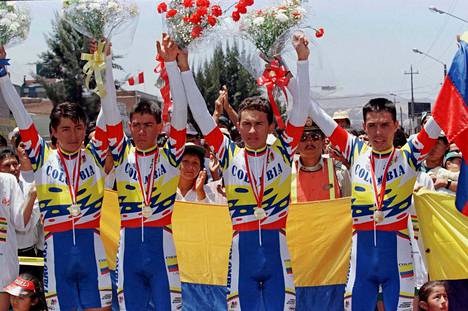 Kolumbian joukkue Marlon Perez (vas.), Victor Hugo Pena, Hernan Bonilla ja Jairo Perez juhlivat voittoa pyöräilykisan jälkeen.
